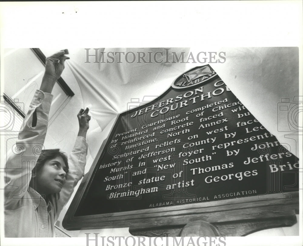 1982 Press Photo Visitor Angie Vick Sneaks Peak at New Marker, Birmingham - Historic Images