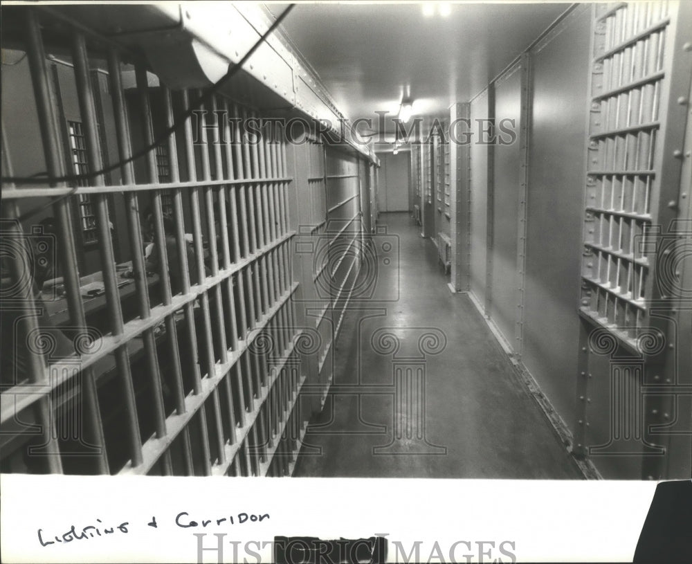 1980 Press Photo Corridor at Jefferson County Jail - abna11155 - Historic Images