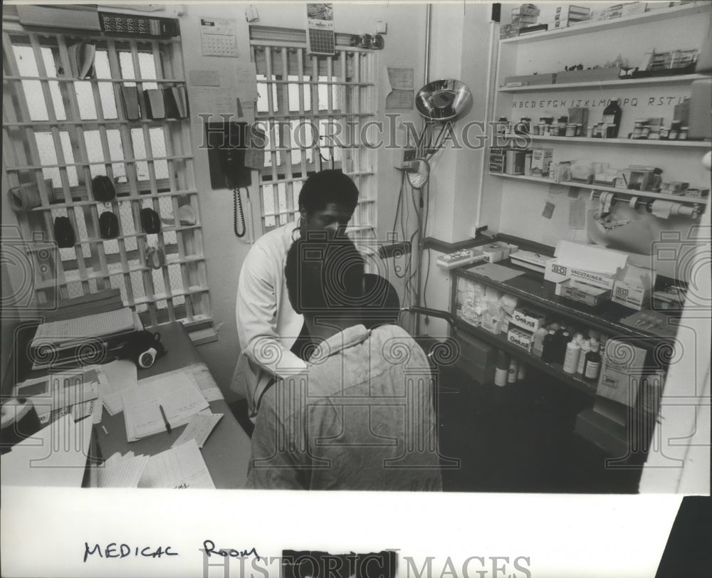 1980 Press Photo Medical Room at Jefferson County Jail - abna11162 - Historic Images