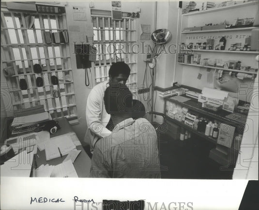 1980 Press Photo Medical Room at Jefferson County Jail - abna11162 - Historic Images