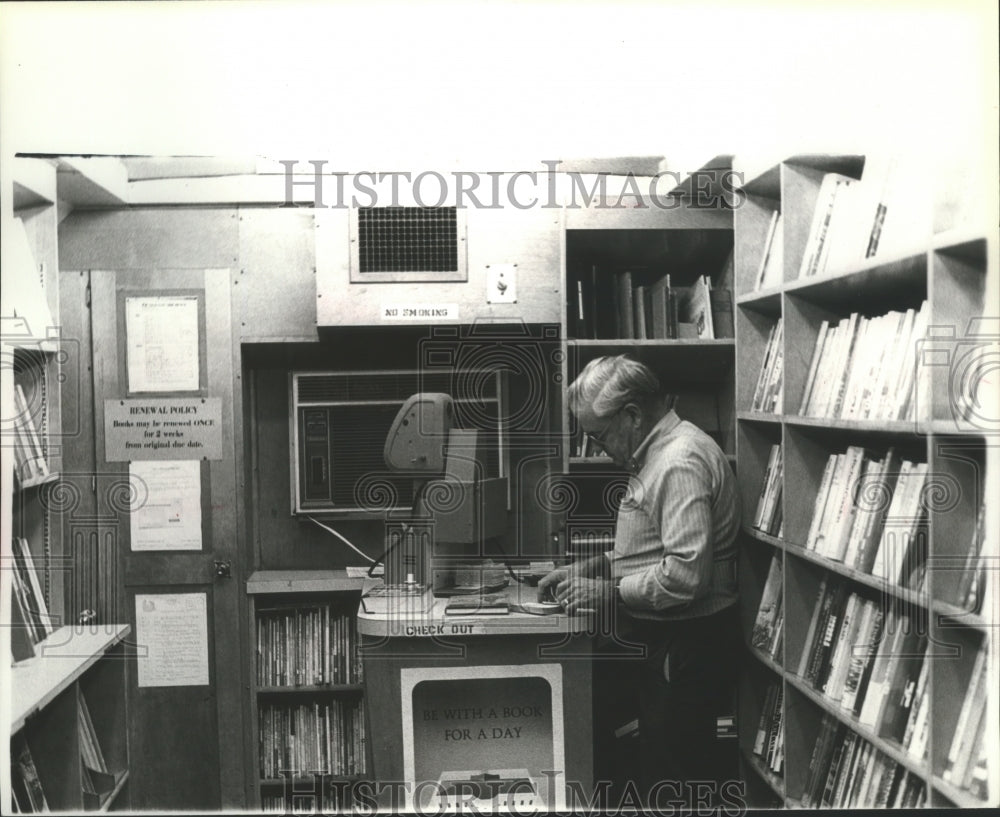 1979 Press Photo Leon Moore gets ready for next bookmobile run, Jefferson County - Historic Images