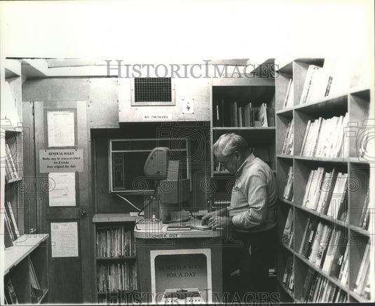 1979 Press Photo Leon Moore gets ready for next bookmobile run, Jefferson County - Historic Images