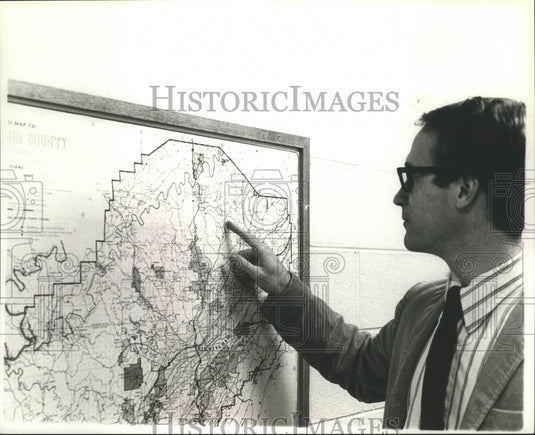 1979 Press Photo Phil Teague checks bookmobile routes, Jefferson County, Alabama - Historic Images