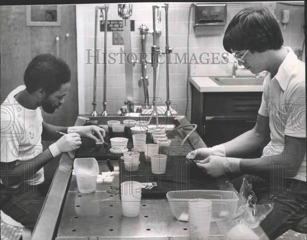 1978 Press Photo Forensic technicians prepare slides at Jefferson County Morgue - Historic Images