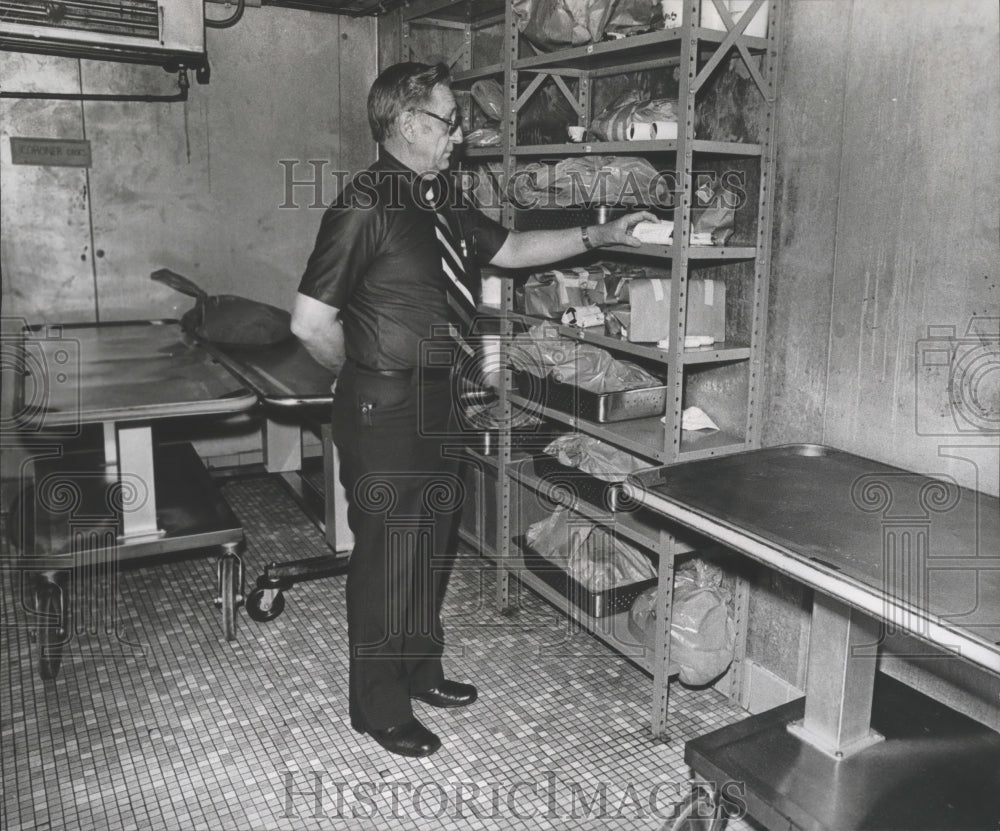1978 Press Photo W. L. Allen in cold storage room at the Jefferson County Morgue - Historic Images