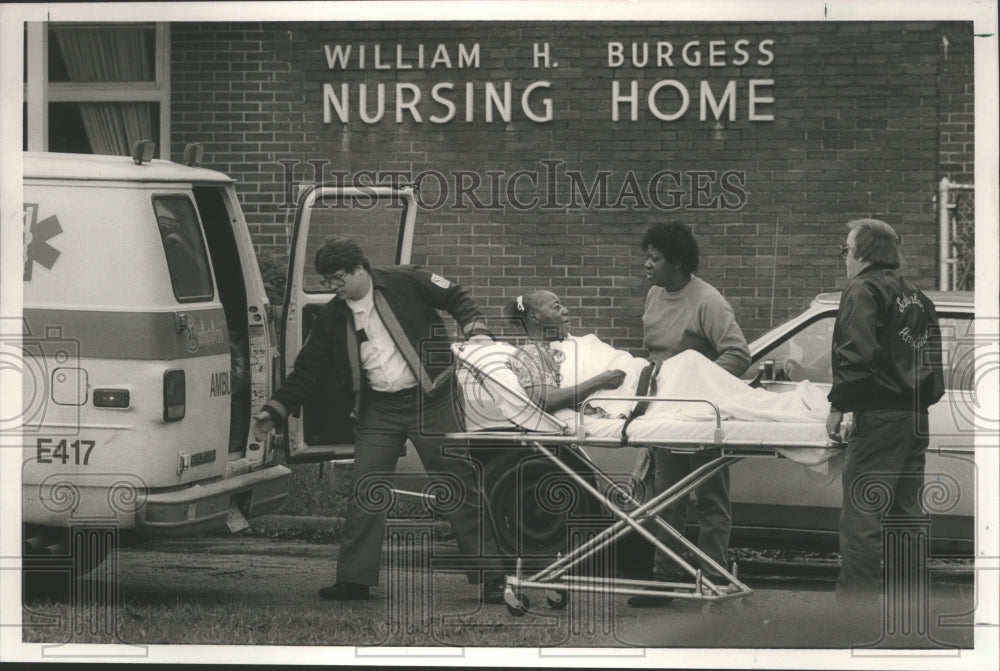 1989 Press Photo Letrola Johnson leaving Burgess Nursing home, Jefferson County - Historic Images