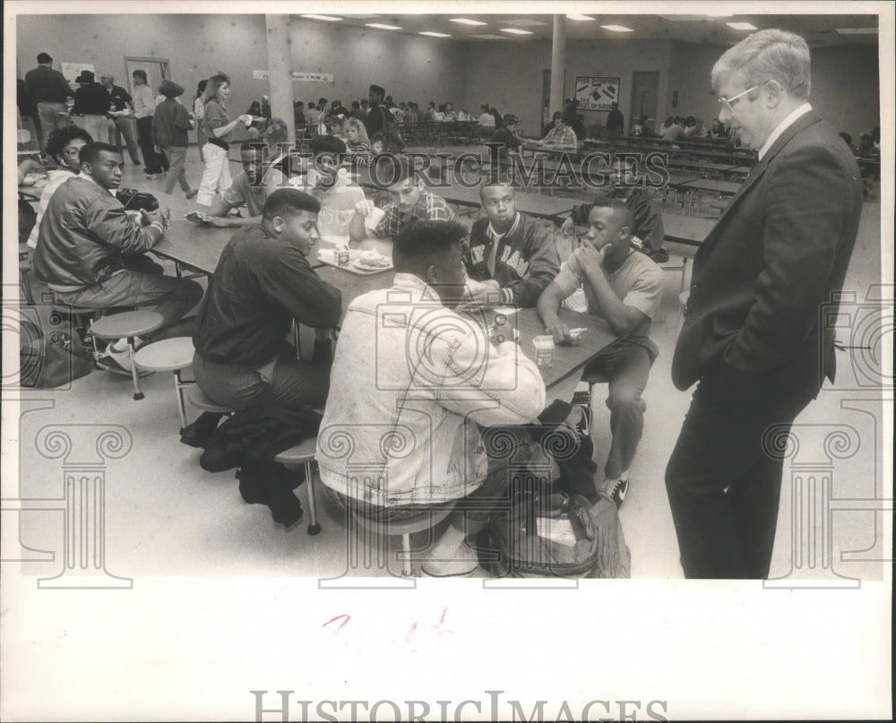 1990 Press Photo Minor High School principal talks with students, Birmingham - Historic Images