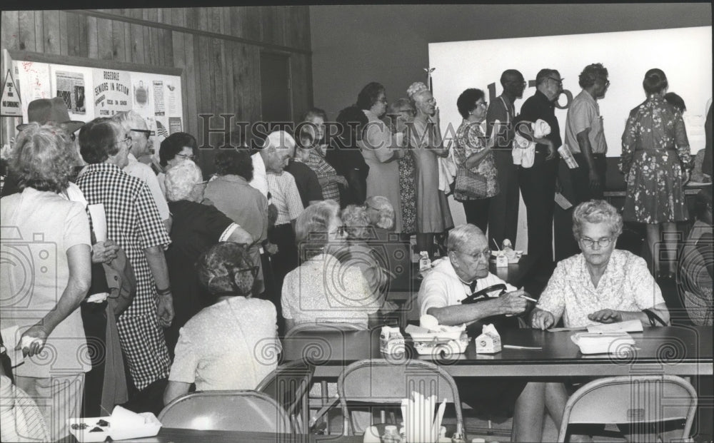 1976 Press Photo Elderly people getting swine flu vaccine in Tuscaloosa, Alabama - Historic Images
