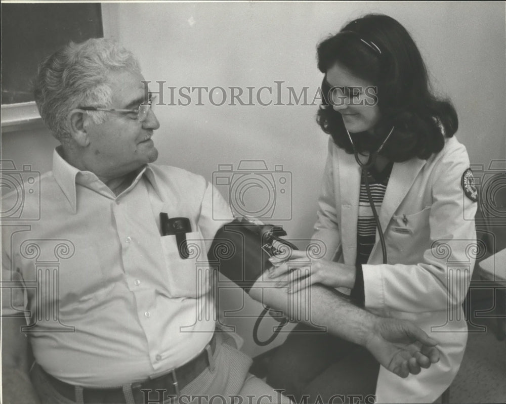 1979 Press Photo Nick Musso gets blood pressure check at Huffman Clinic - Historic Images