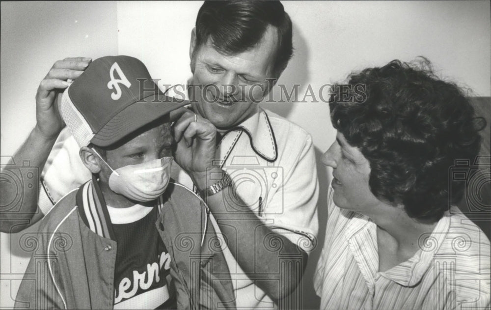 1979 Press Photo Rusty Young wears a mask to guard against infection. - Historic Images