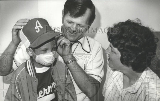 1979 Press Photo Rusty Young wears a mask to guard against infection. - Historic Images