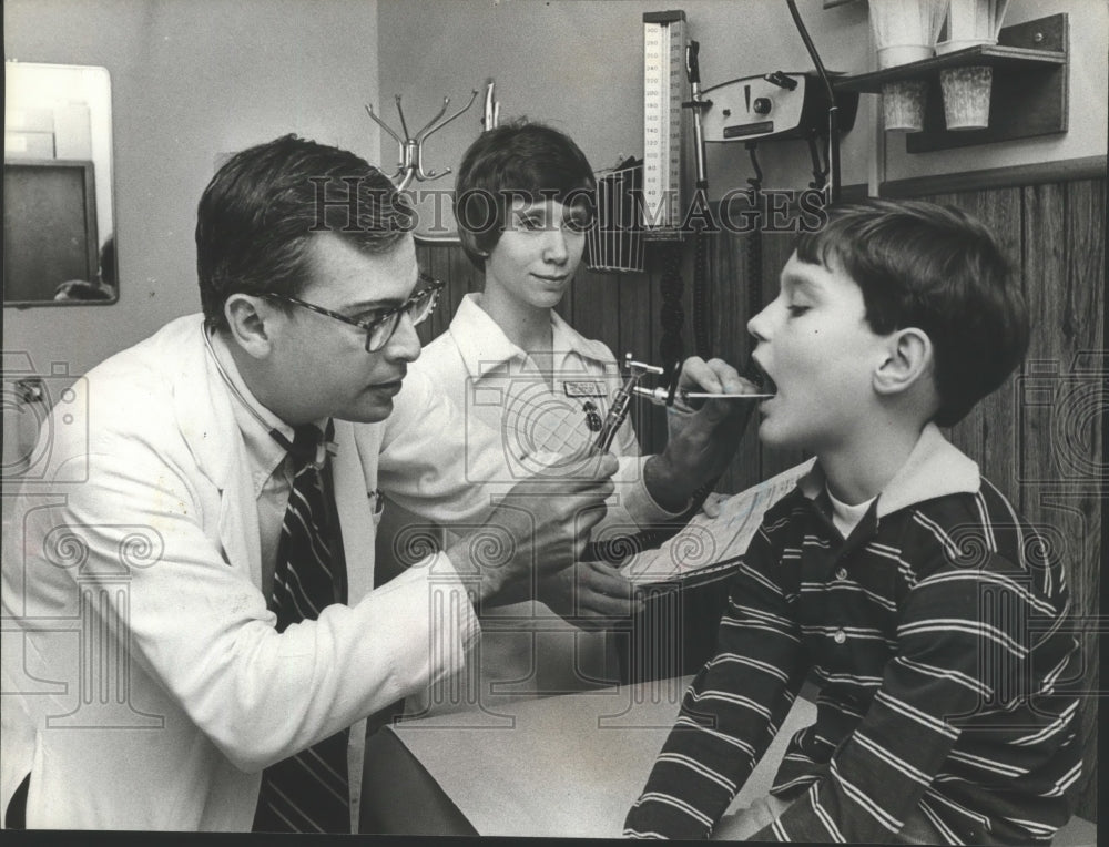 1979 Press Photo Robert Swindle gets checked for flu at Lloyd Noland clinic - Historic Images