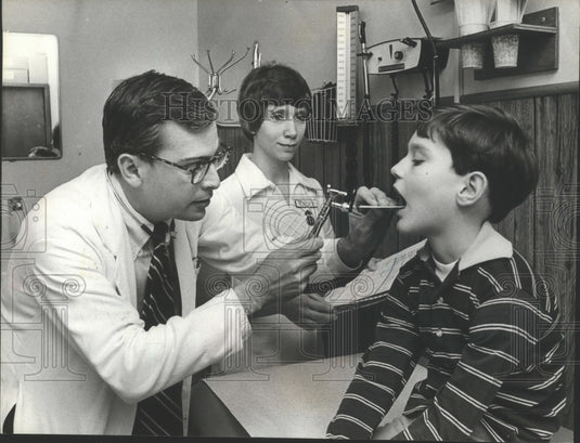 1979 Press Photo Robert Swindle gets checked for flu at Lloyd Noland clinic - Historic Images