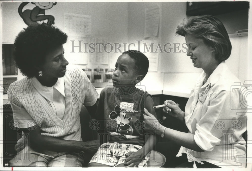 1987 Press Photo Emma, Clifford Tarver &amp; Nurse Cathy Johnson giving shot Alabama - Historic Images