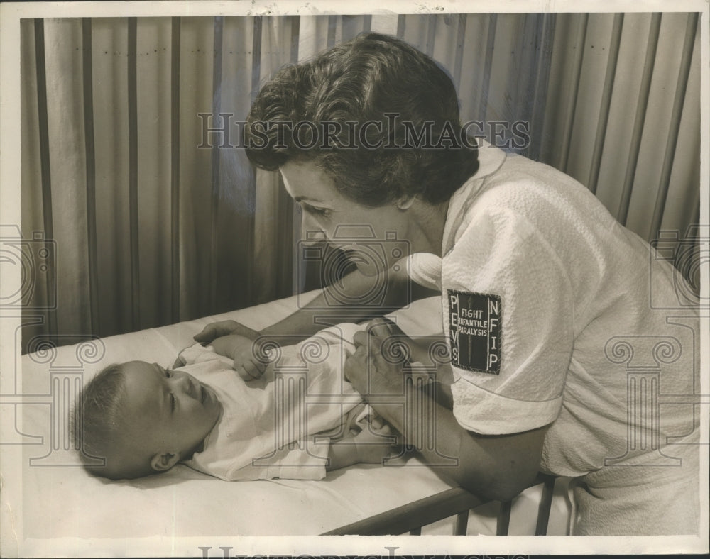 1953 Press Photo Polio Emergency Volunteer at St. Jude&#39;s with patient, Alabama - Historic Images