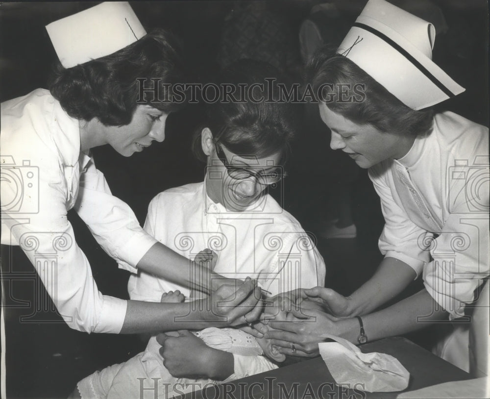1963 Press Photo Unidentified nurses with baby on Sabin Oral Sunday, Birmingham - Historic Images