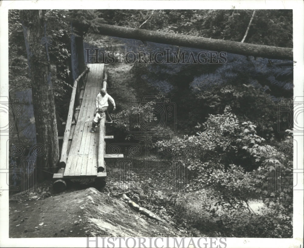 1978 Press Photo Phil Campbell on bridge in Dismals Wonder Gardens, Montgomery - Historic Images