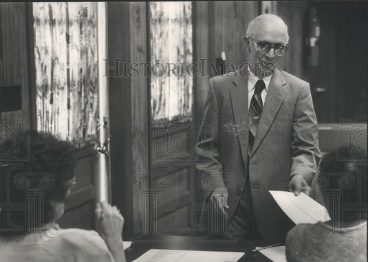 1988 Press Photo Harpersville, Alabama-Mayor J.W. Donahoo Receives Voting Ballot - Historic Images