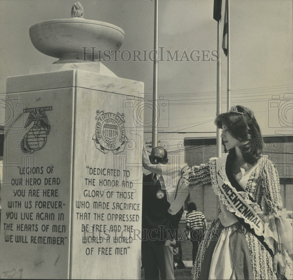 1976 Press Photo Miss Dothan Bicentennial Sherry Kendall, New Monument, Alabama - Historic Images