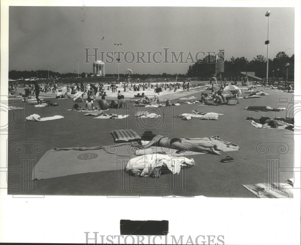 1981 Press Photo People Pack Wave Pool at Water World, Dothan, Alabama - Historic Images