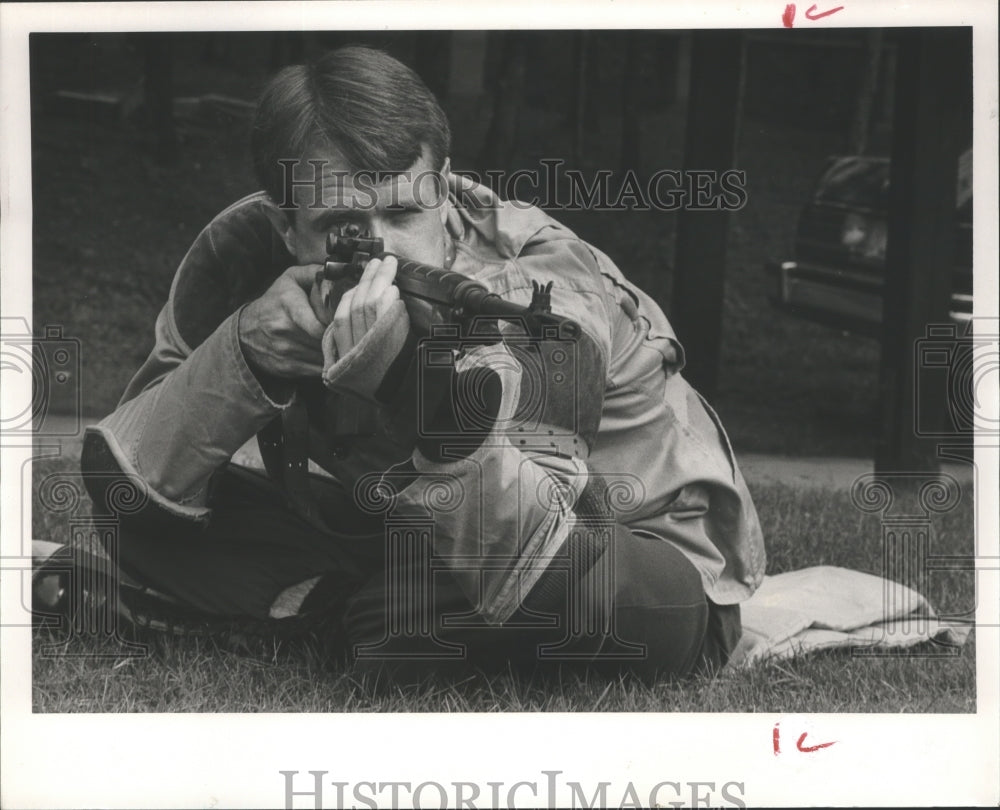 1988 Press Photo Sharp-shooter, LT. Ralph Long on firing range, Hoover, Alabama - Historic Images