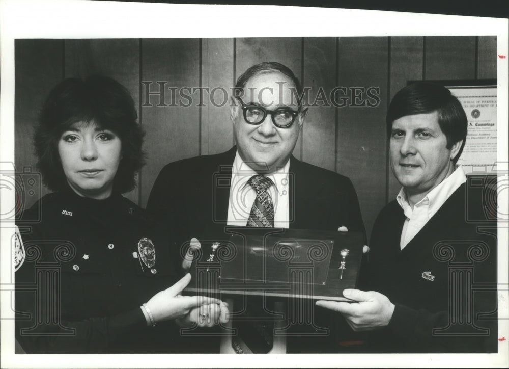 1982 Press Photo Officers receive National Child Safety Council plaque, Hoover - Historic Images