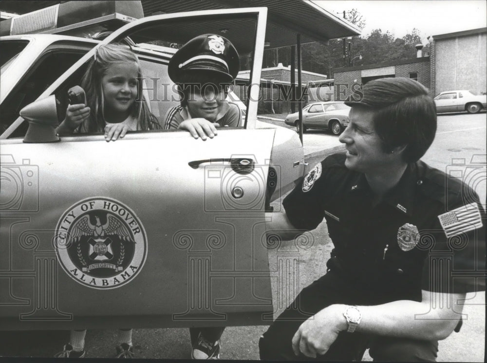 1978 Press Photo Hoover policeman Jim Clark discusses safety with students - Historic Images