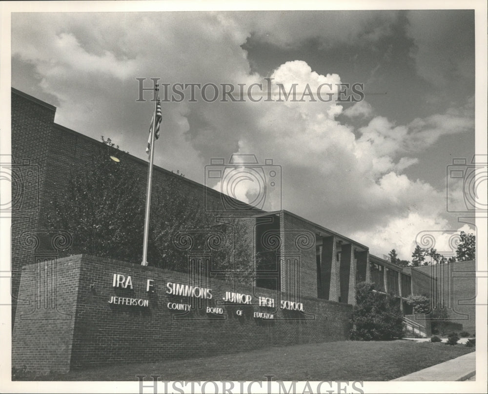 1985 Press Photo Ira F. Simmons Junior High honored by U.S. Dept. of Education - Historic Images