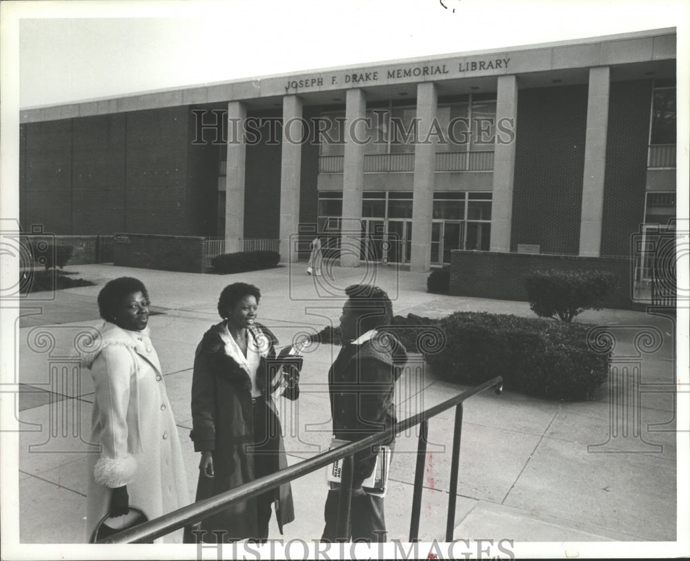 1981 Press Photo Students at Alabama A & M library, Huntsville, Alabama - Historic Images