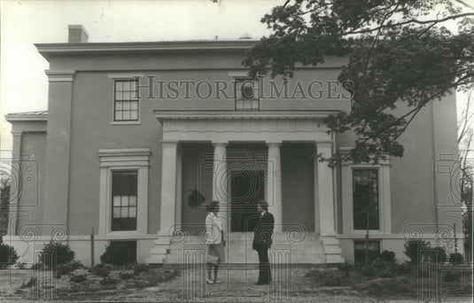 1981 Press Photo Reverend Cavit and visitor at home in Oak Place, Huntsville - Historic Images