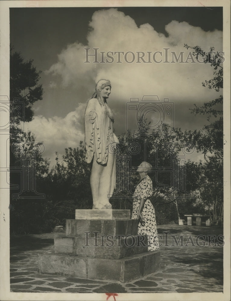 Press Photo Statue of Antenor&#39;s Lady in garden of Mrs. Fitzpatrick, Wetumpka - Historic Images