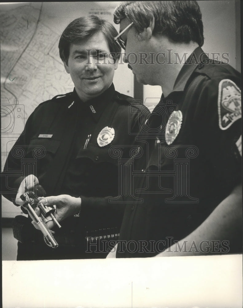 1984 Press Photo Homewood police Jerry Haynes, Sgt. Ed McKenzie attend roll call - Historic Images