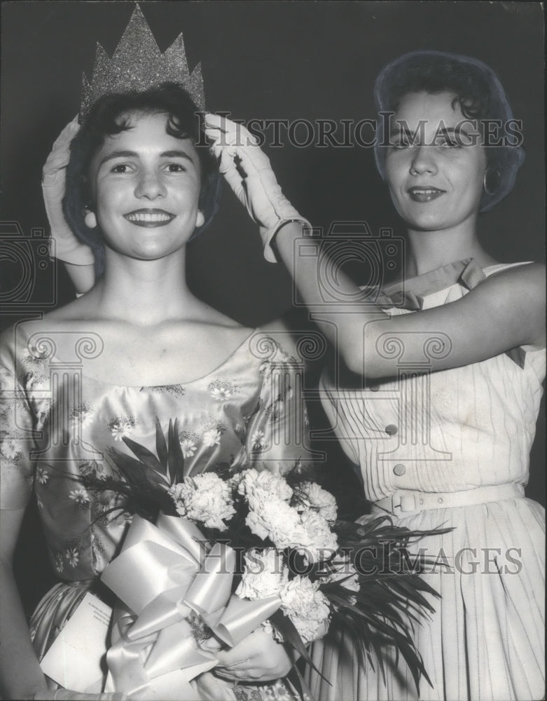 1957 Press Photo Cotton Maid Nobel Reeves Crowned in Lamar County, Alabama - Historic Images