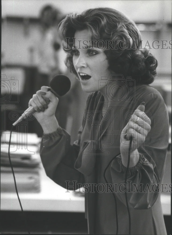 1976 Press Photo Miss Alabama Denise Davis Practices Song - abna11412 - Historic Images
