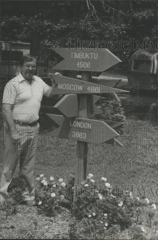 1980 Press Photo Point Mallard Park Director Julian Walker at campgrounds, AL. - Historic Images