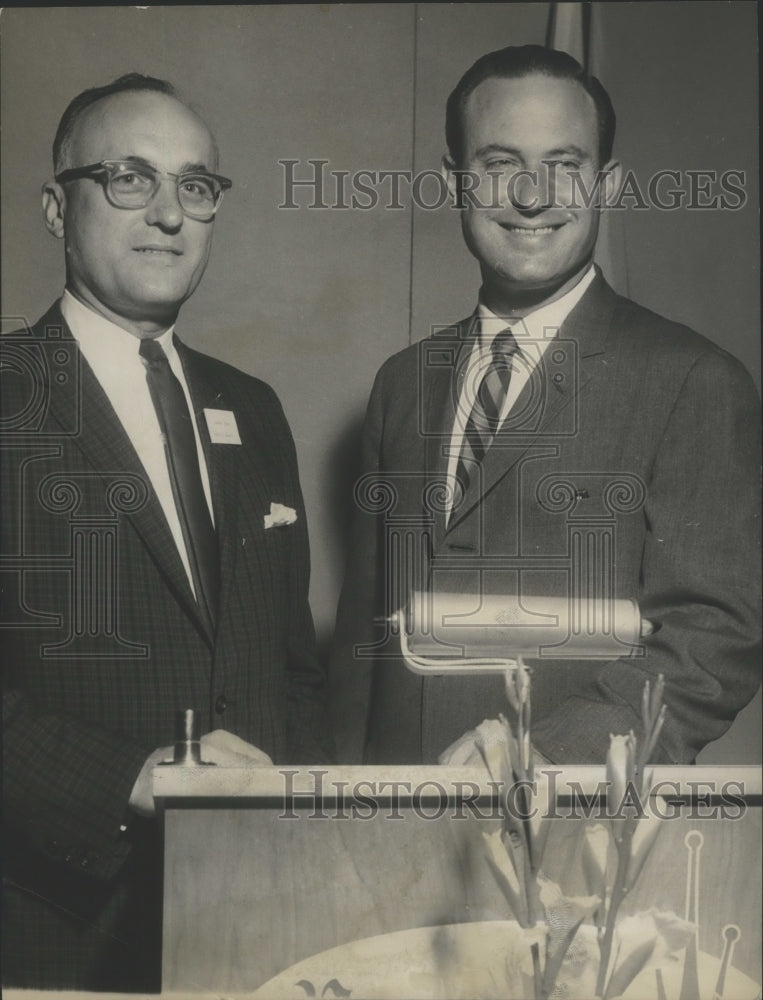 1964 Press Photo Ryan DeGraffenried speaks to Judge Herndon Inge in Mobile AL - Historic Images