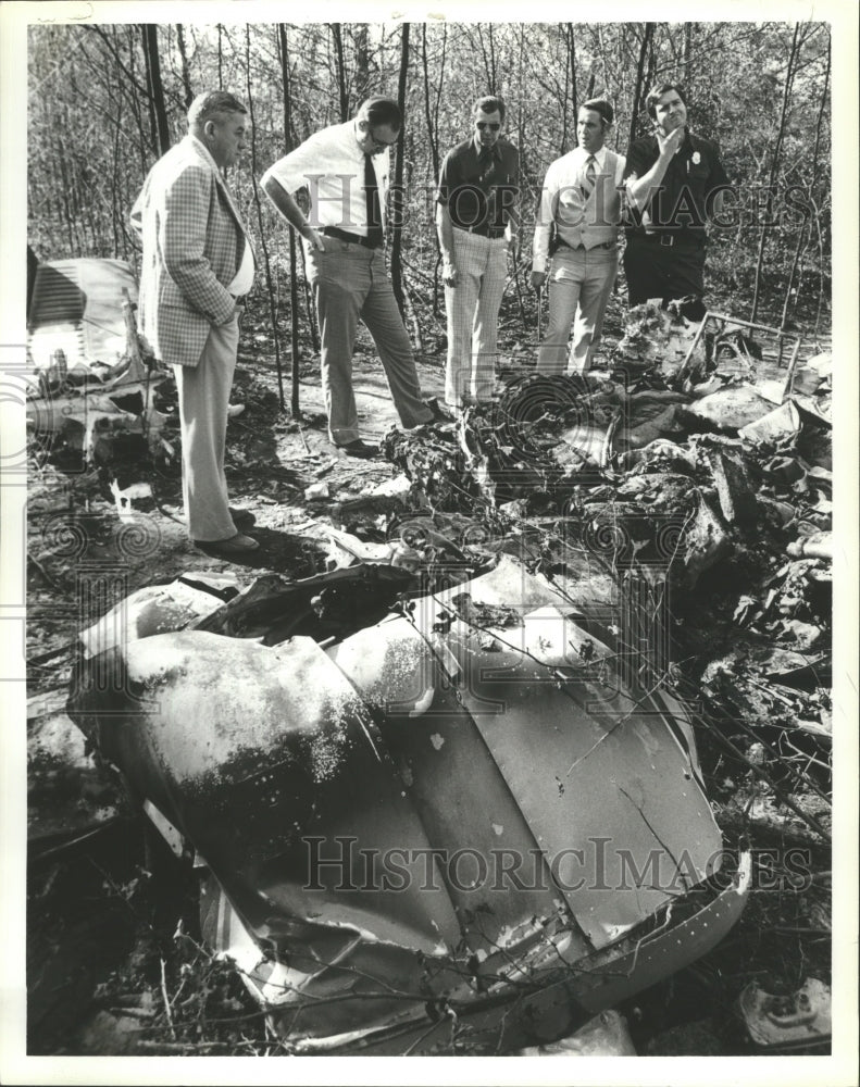 1978 Press Photo Group of men survey plane crash in the woods - abna11462 - Historic Images