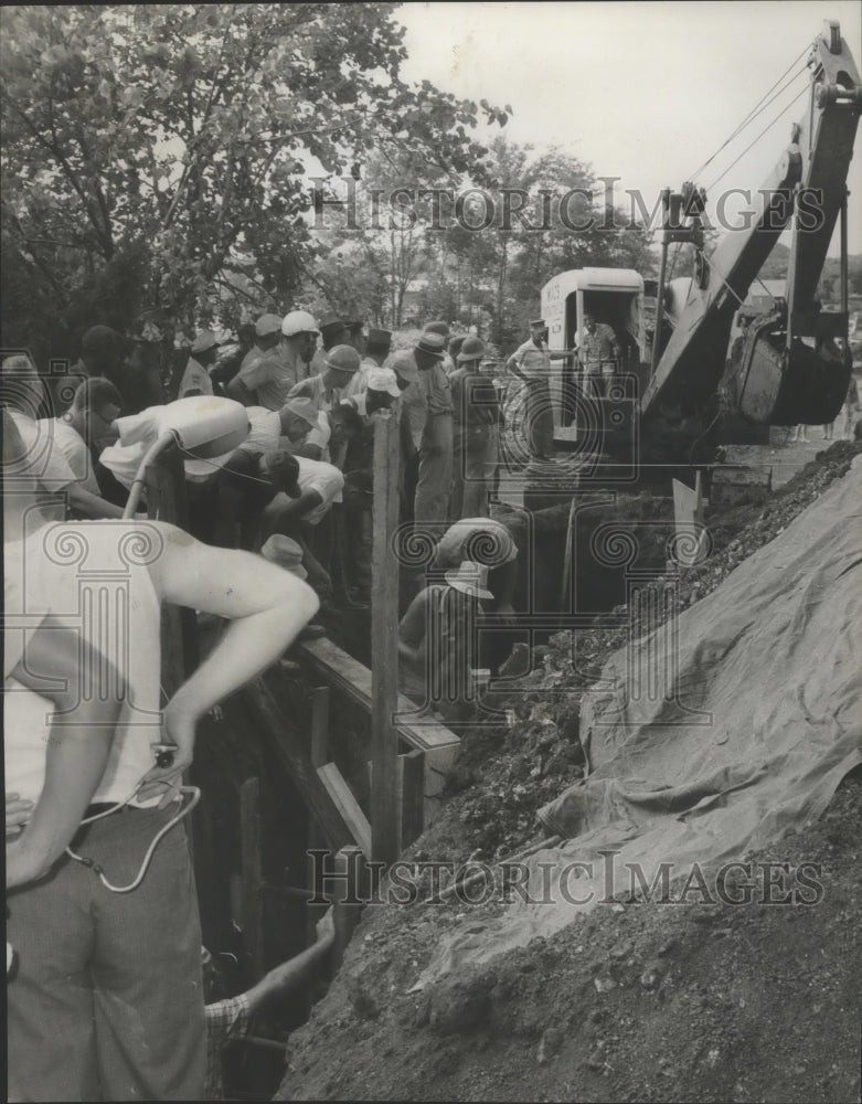 1962 Press Photo Workers looking for men trapped in cave-in in Muscle Shoals. - Historic Images