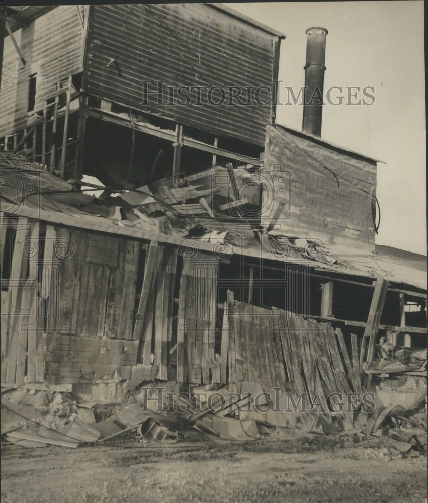 1965 Press Photo Explosion damages Capitol Fertilizer Company, Decatur, Alabama - Historic Images