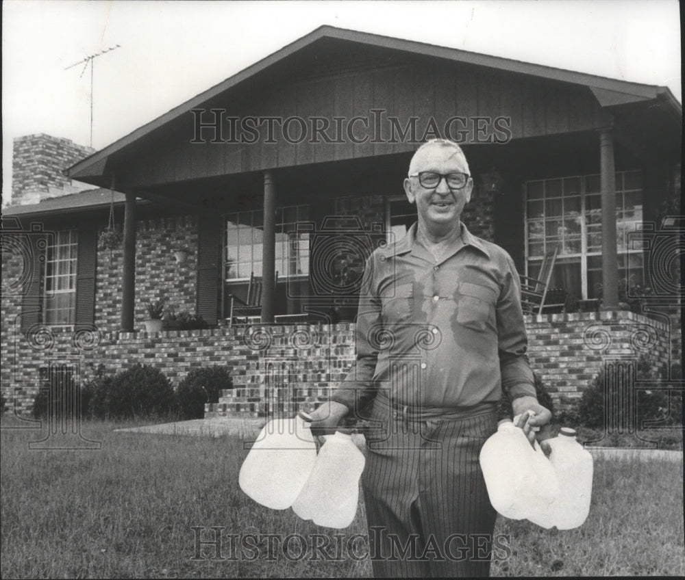 1978 Press Photo Leon Poe in front of his country home in Argo, Alabama - Historic Images