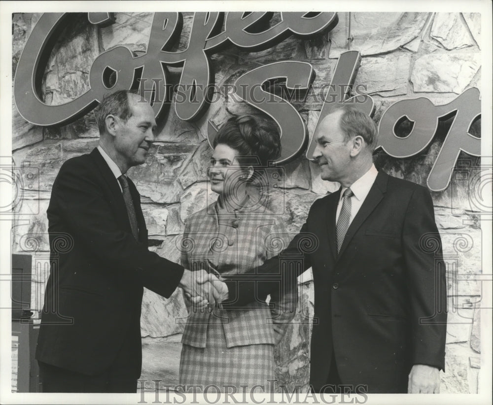 1970 Mayor Snow Hinton shakes hands with man, Tuscaloosa, Alabama-Historic Images