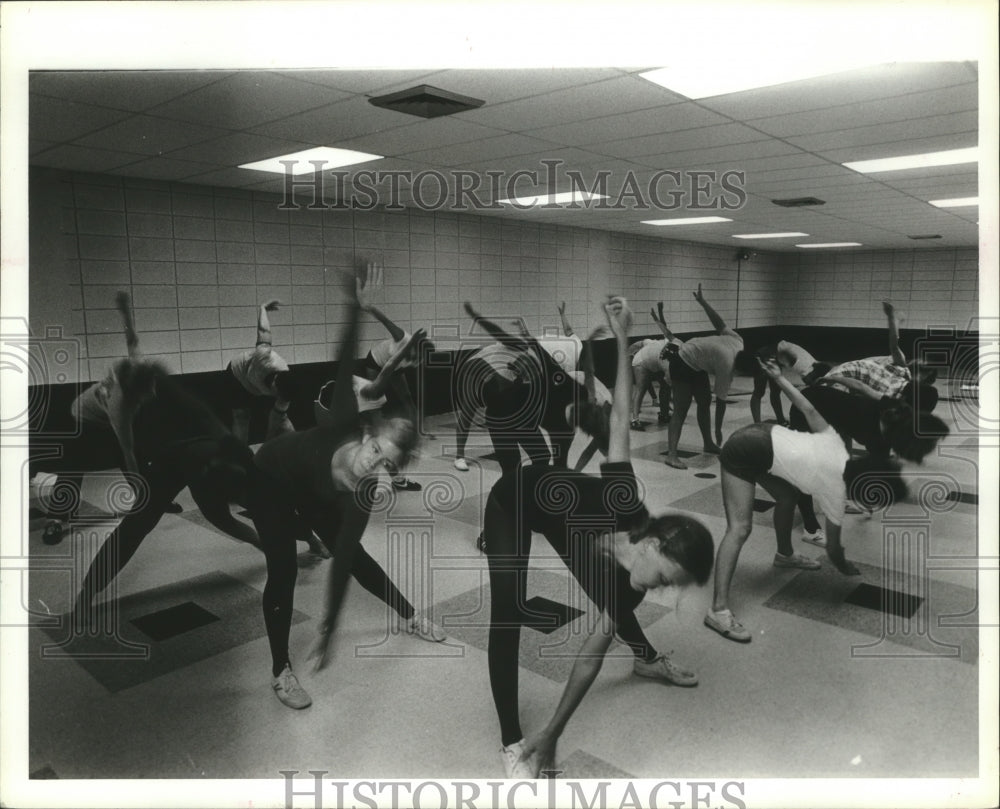 1980 Press Photo People exercise in studio - abna11545 - Historic Images