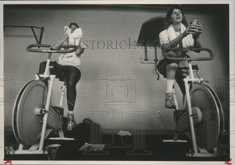 1988 Press Photo Sandy Peterson, Mary Howard riding in YMCA triathlon, Alabama - Historic Images