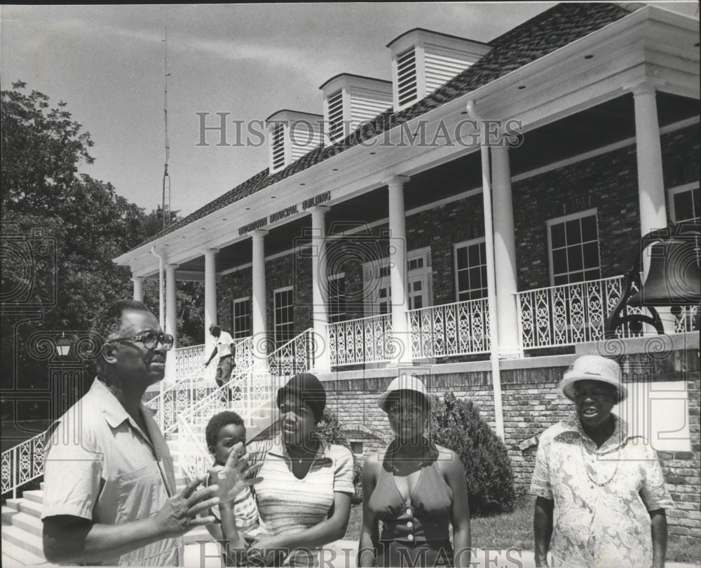 1978 Press Photo Andrew Hayden Uniontown Mayor in front of city hall, Alabama - Historic Images