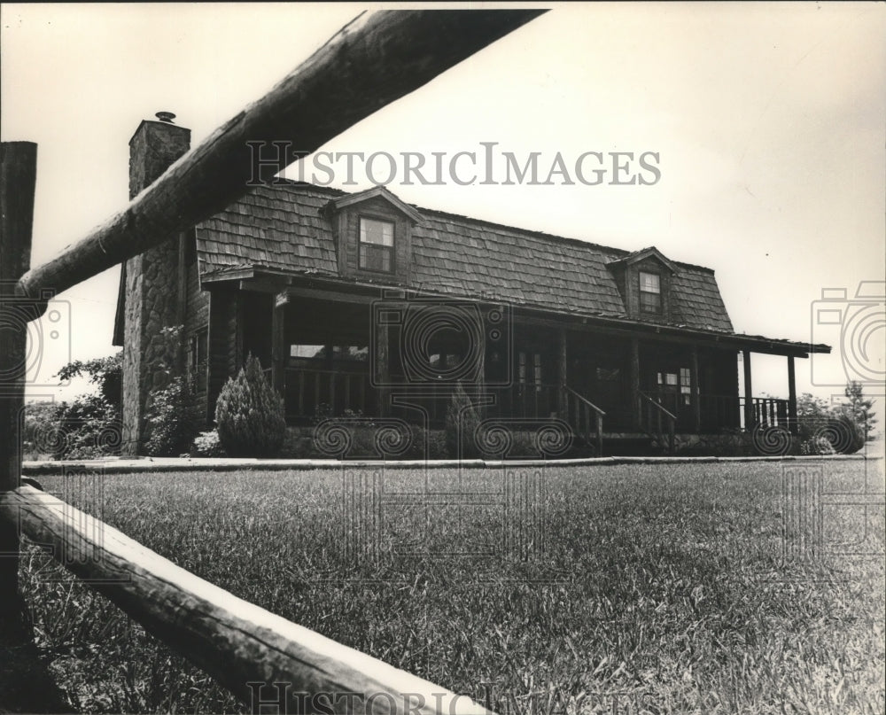 1983 Press Photo Liberty Log Homes&#39; office and model in Brent - abna11571 - Historic Images