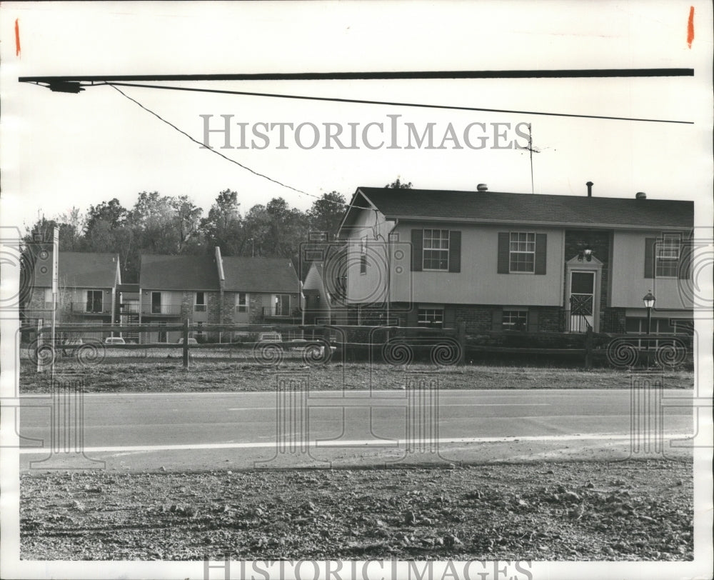 1977 Press Photo Home and apartment building - abna11577 - Historic Images
