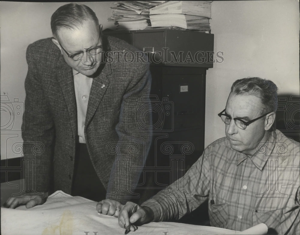 1961 Press Photo Clanton, Alabama-Officials Look Over Plans for Drainage Project - Historic Images