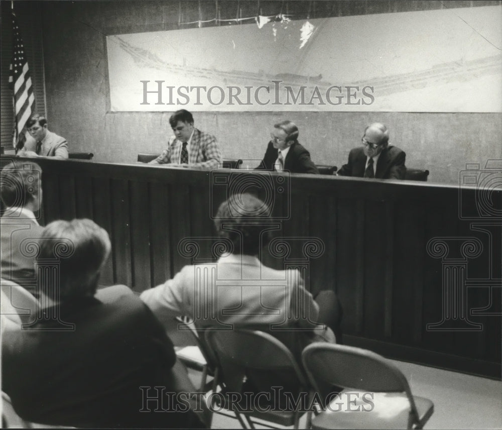 1980 Press Photo Irondale, Alabama-City Council Members Discuss Plans and Funds - Historic Images