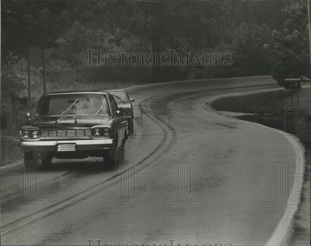 1980 Press Photo car rounding bend on Grants Mill Road, Irondale, Alabama - Historic Images