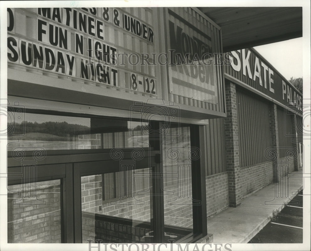 1988 Press Photo Sign at Skate Palace, Irondale - abna11655 - Historic Images